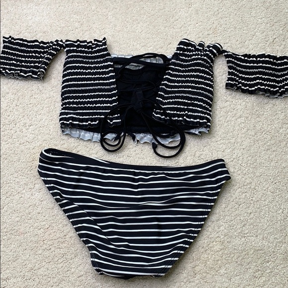 White and black off the shoulder wired bikini - Picture 2 of 2